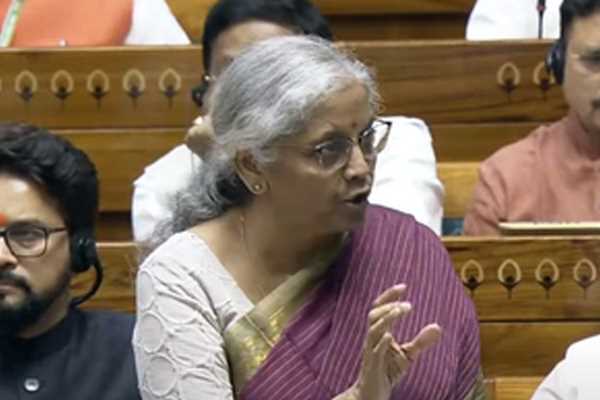 कांग्रेस बजट के बारे में सब जानती है, फिर भी भ्रम पैदा करना चाहती है : निर्मला सीतारमण